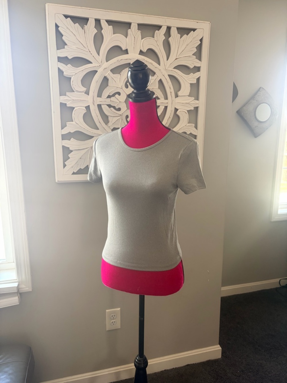 Colsie Gray Fitted Tee – XS